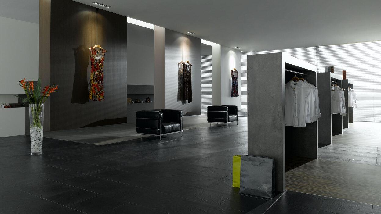 Impressionen eines Designerladens für Bekleidung Impressionen eines hochwertigen Bekleidungsladens mit Weitläufigkeit und Einrichtung in Betonoptik